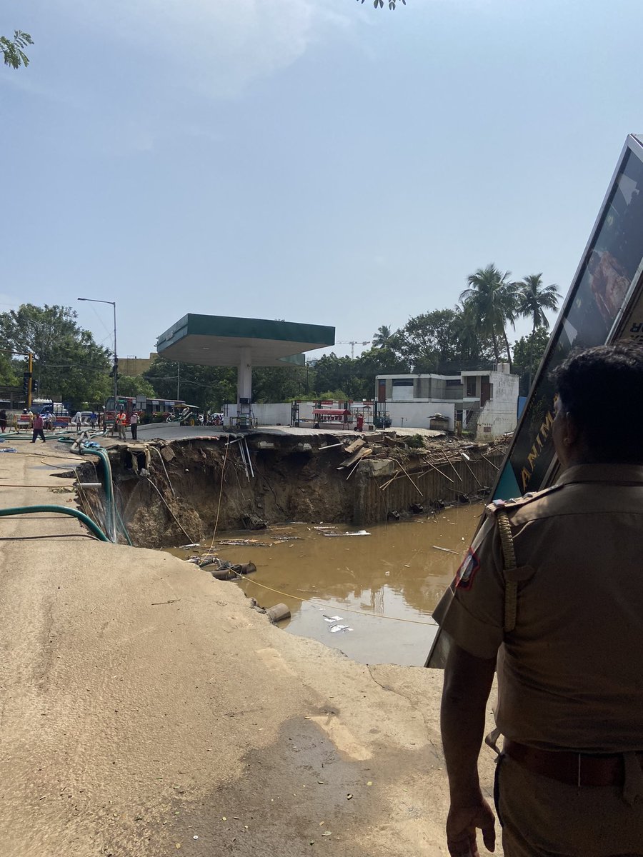 Srikkanth_07's tweet image. #Chennai: Please please bring maximum
Attention to this. 

Two persons trapped inside a 40 feet trench dug up for a construction site in Velachery since Monday morning. 

No sign of rescue till now. Unable to pump out the water.