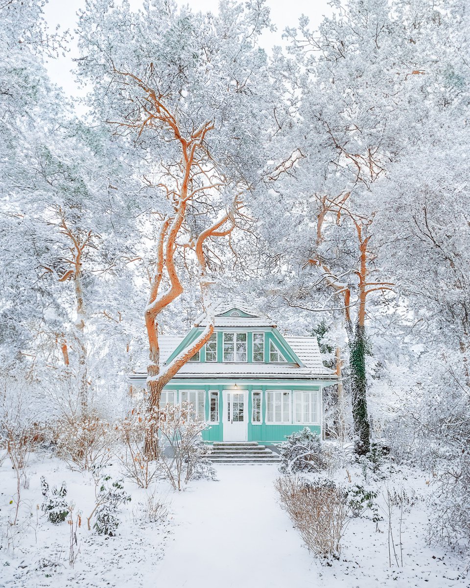 hashtagalek's tweet photo. Chyba odnalazłem warszawską siedzibę Św. Mikołaja 🎅😃 Jeden z piękniejszych domów, jakie widziałem. Prawie 100letni. Fotografując czułem się jak w bajce..

..i to nie przypadek, bo "bajka" dosłownie występuje w nazwie miejsca. Zapraszam na #wątek z historią i lokalizacją 🧵[1/n] https://t.co/qyraSQBdNe