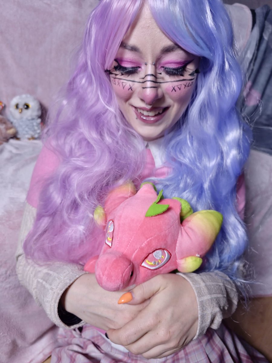 xSuccubsi's tweet photo. Ich kuschle noch eine Runde mit Mr. Peppels.🩷💜 Wer weckt mich, wenn was spannendes geschieht?😴
#Succubsi #Twitch #TwitchStreamer #Cosplay #cosplayer #cosplayergirl #gamergirl #gaming #TwitchStreaming #TwitchGirl #Cosplaying #CosplayGamer #GreenHair #Cute #Funny #Crazy https://t.co/KEWZqRFqwH