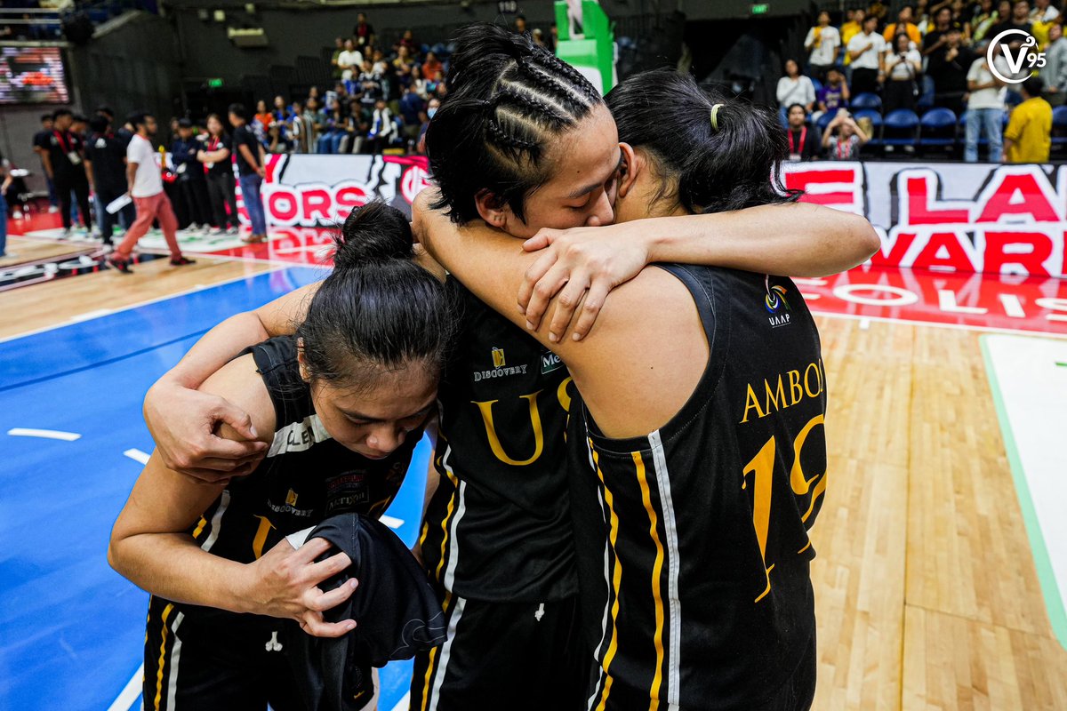 VSportsUST's tweet photo. UST CAPTURES THE WOMEN'S BASKETBALL CHAMPIONSHIP 🐯🗣️

The UST Growling Tigresses dethrone the NU Lady Bulldogs after overcoming a 15-point lead en route to a 71-69 win in Game 3 of the UAAP Season 86 women's basketball finals at the Smart Araneta Coliseum on Wednesday, Dec. 6. https://t.co/3vX3TCXRCS