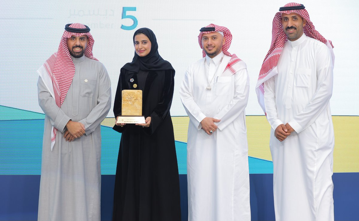 NEOM_CSR's tweet photo. كرّم وزير الموارد البشرية والتنمية الاجتماعية، شركة نيوم نظير فوزها بالمركز الأول في الجائزة الوطنية للعمل التطوعي عن فئة القطاع الخاص ضمن جهودها في تعزيز العمل التطوعي عبر برنامج أصدقاء نيوم. واستلم التكريم الأستاذ مشاري المطيري المدير التنفيذي للشؤون الحكومية بنيوم. https://t.co/n7U1eClpIQ