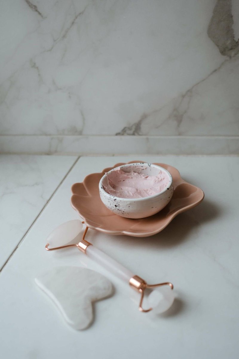 TEMCosmetics's tweet photo. Gua Sha masaža ima nekoliko prednosti za kožu. Ona može poboljšati cirkulaciju, smanjiti oticanje, potaknuti limfnu drenažu i pomoći u detoksikaciji kože. Također može poboljšati tonus kože, smanjiti bore i poboljšati apsorpciju proizvoda za njegu kože. #temcosmetics #skincare https://t.co/HXqWGhLUZH