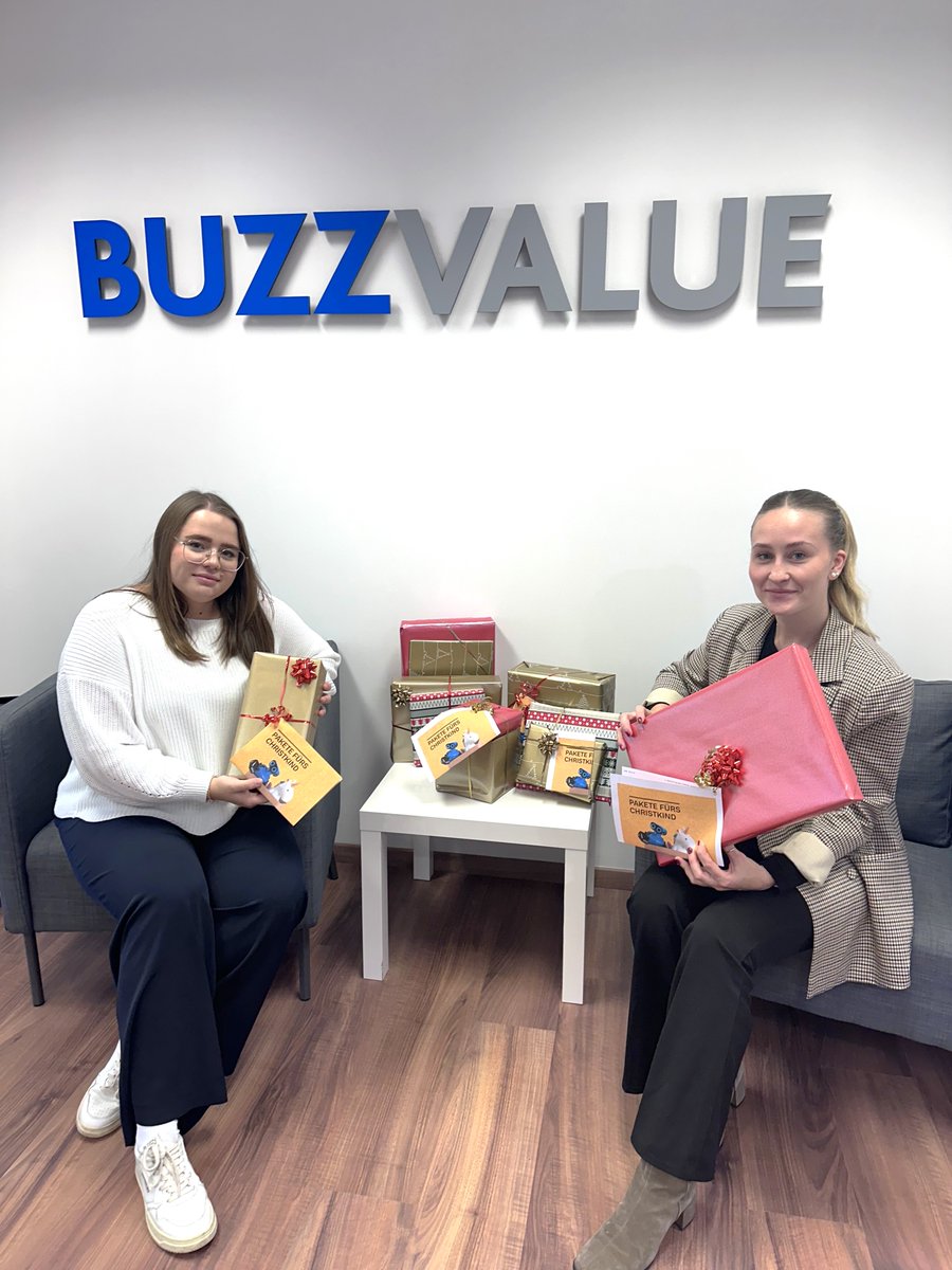 BuzzValue's tweet photo. 🎄 #TeamBuzzValue = #TeamChristkind

Kein Kind sollte zu Weihnachten leer ausgehen! Deshalb haben wir für die #TeamChristkind-Initiative des Arbeiter-Samariter-Bund Österreichs und der Österreichischen Post AG Weihnachtsgeschenke für Kinder in Armut verpackt. 🎁 https://t.co/QG6lDHxghF