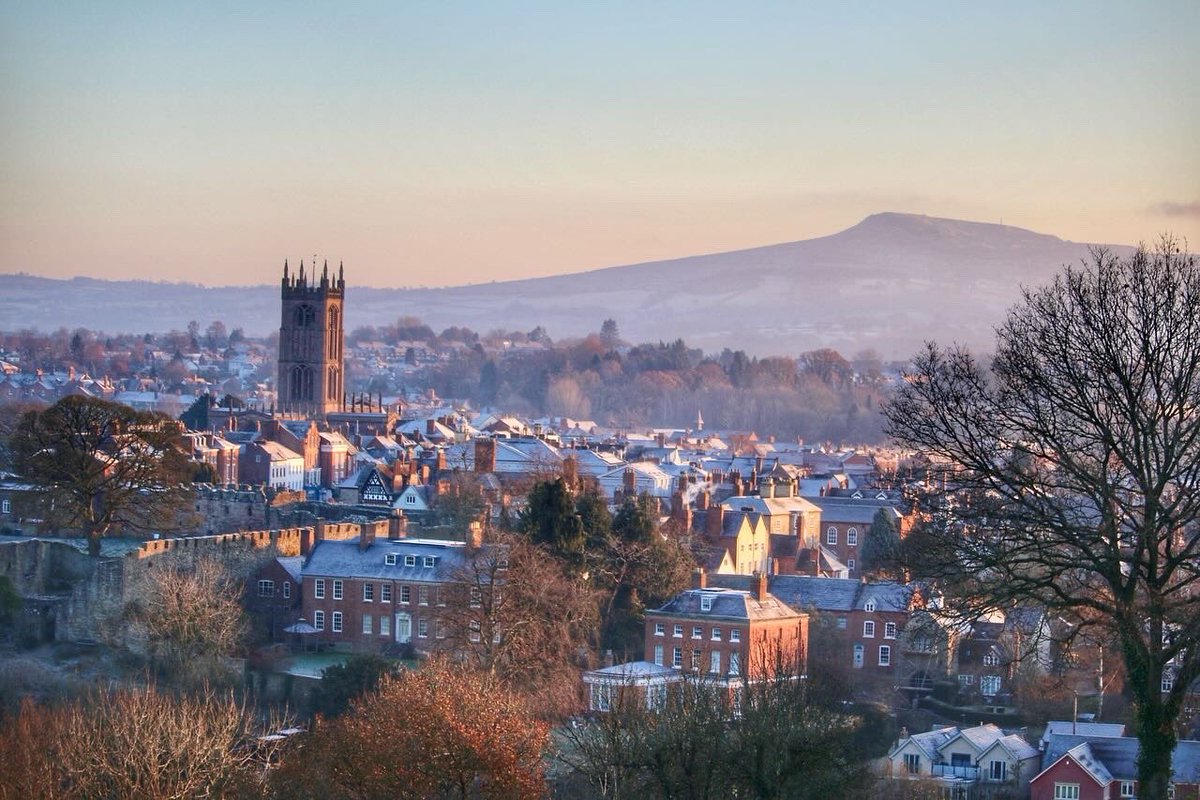 Still counting the votes but with in is your favourite Xmas pic of #Ludlow is it a) with or b) without the castle? Have a wonderful Wednesday! Frosty start, take care out there ⛄️