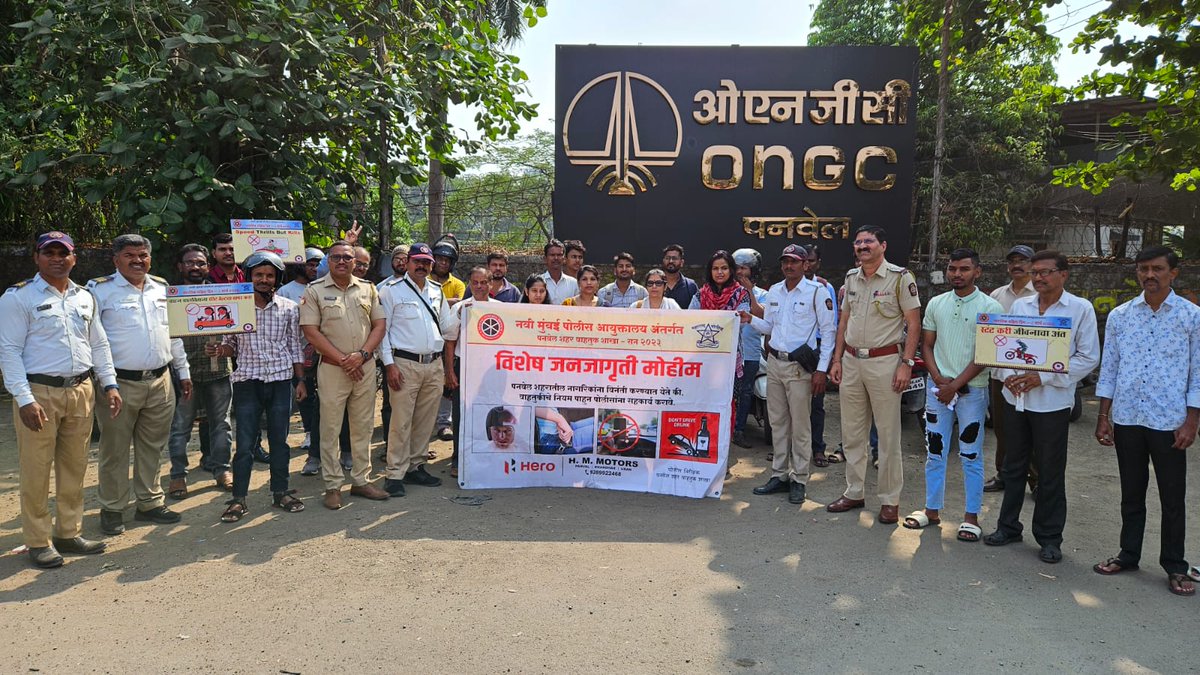 Navimumpolice's tweet image. नवी मुंबई पोलीस आयुक्तालय अंतर्गत पनवेल शहर वाहतूक शाखे तर्फे ओएनजीसी सिग्नल येथे  अपघाताचे प्रमाण कमी करण्याचे अनुषंगाने वाहन चालक मालक यांना वाहतुकीचे नियम पालन करणेबाबत मार्गदर्शन केले . 
#alertcitizens
#एनavimumbaipolice
#followtrafficरूल