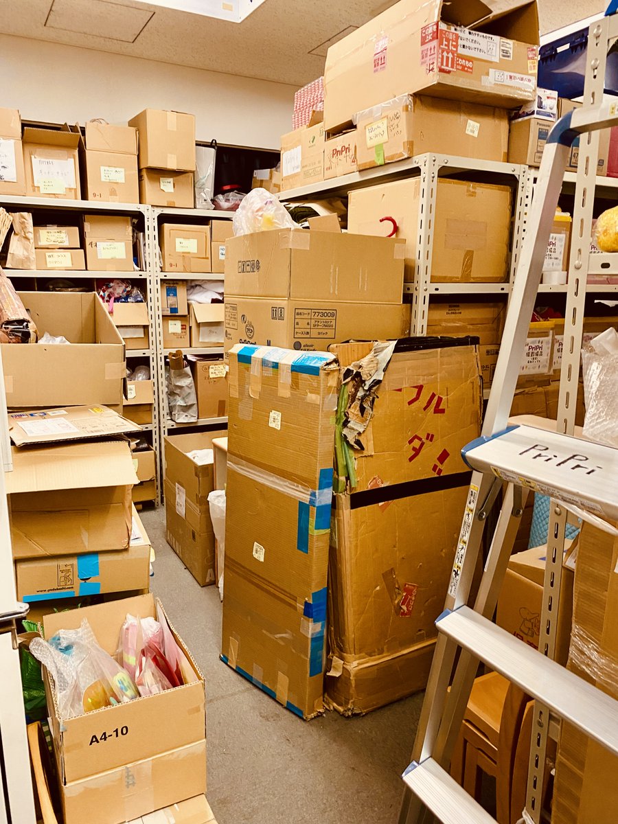 PriPri_hensyubu's tweet photo. こんばんは、編集のT内です🥨

ついに12月。編集部もガッツリ年末モードに突入しておりまして、本日は部員総出で倉庫の大掃除🧹を決行。

スペースの問題で廃棄しなければならないのは百も承知なのですが、そのモノたちを見ると思わず感傷に浸っ……😿なんて戯言は言ってられない絶望感です😱
#pripr https://t.co/fxN4fT5ArI