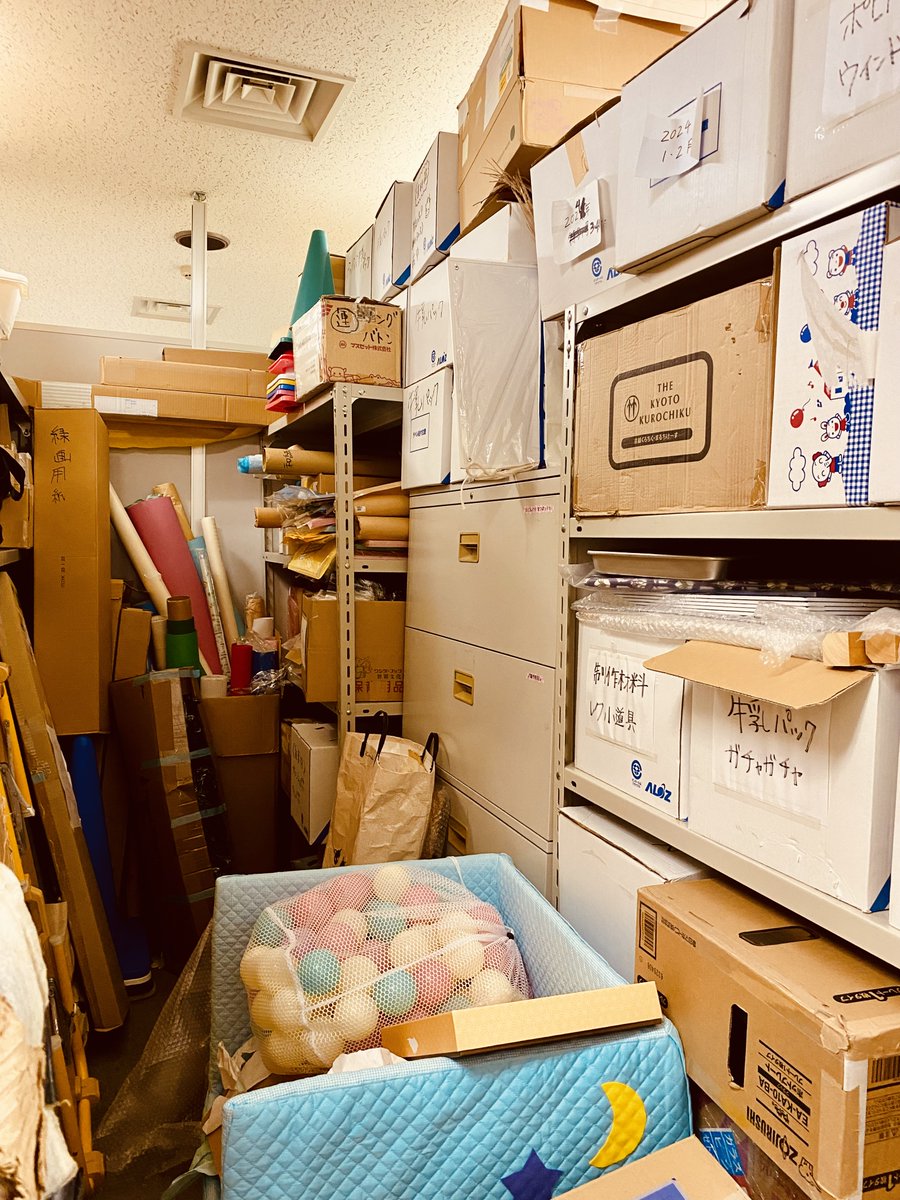 PriPri_hensyubu's tweet photo. こんばんは、編集のT内です🥨

ついに12月。編集部もガッツリ年末モードに突入しておりまして、本日は部員総出で倉庫の大掃除🧹を決行。

スペースの問題で廃棄しなければならないのは百も承知なのですが、そのモノたちを見ると思わず感傷に浸っ……😿なんて戯言は言ってられない絶望感です😱
#pripr https://t.co/fxN4fT5ArI