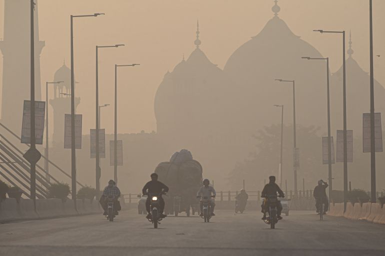 haroon5o2's tweet photo. Smoke+Fog=#Lahore https://t.co/cmyboKNsvW