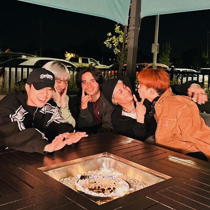 Two deserving groups of people rightfully getting their names back.
This is history!!

ATIN ANG SB19

#EatBulaga #TVJonTV5 #SB19 #MahalimaIsBack