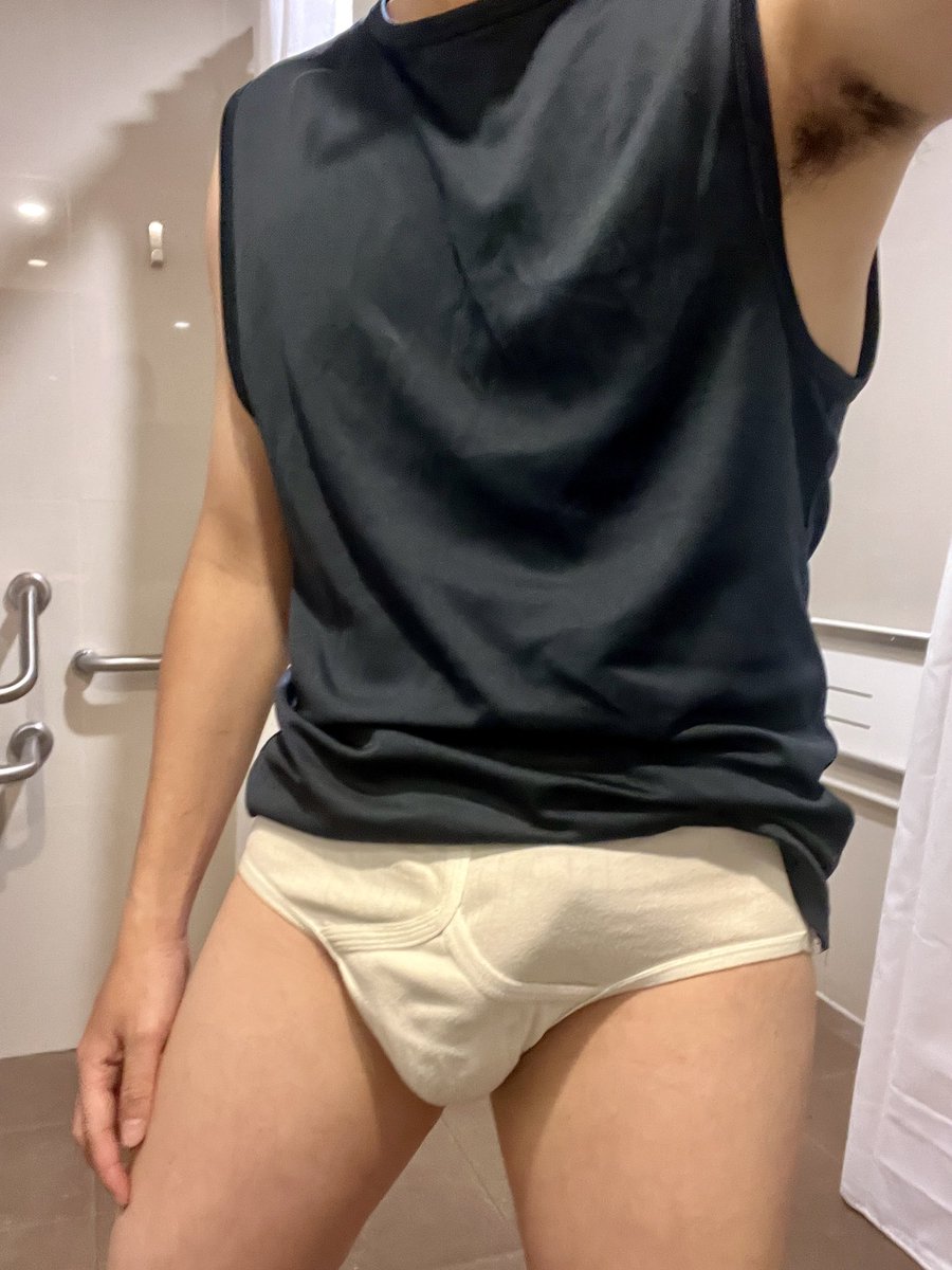 Roald_AC0501's tweet photo. Getting ready for today’s training in my Y-Front brief. #yfront #tightywhities #whitebriefs https://t.co/Fk5h6wmm5t