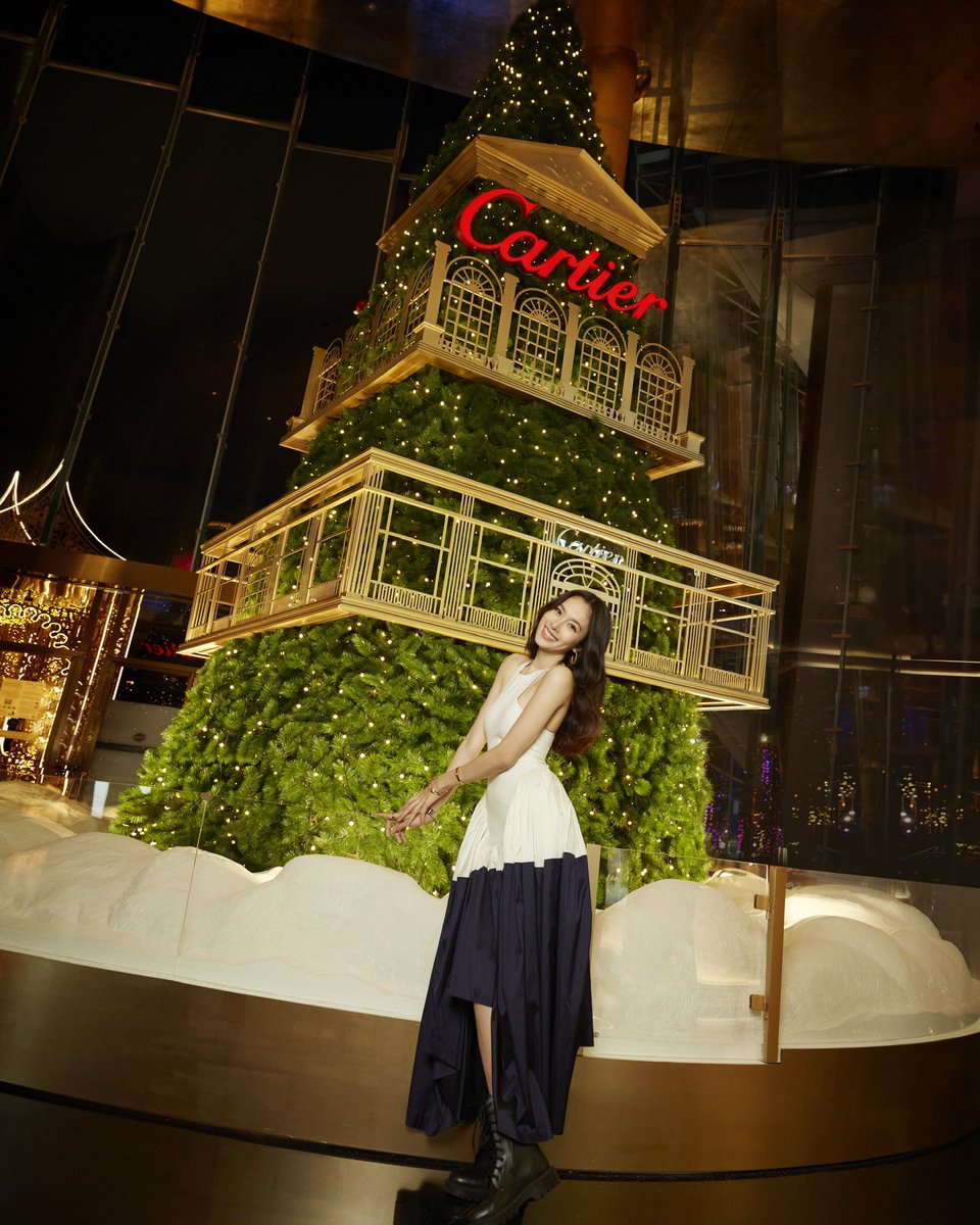 ELLEThailand's tweet photo. ส่งท้ายความสุขช่วงท้ายปีไปกับ ‘ปอย ตรีชฎา’ ในสไตล์ Cartier ที่ไอคอนสยาม กับการจำลองความงดงามของบูติกประวัติศาสตร์ของคาร์เทียร์จาก 3 ประเทศด้วยแสงไฟสุดระยิบระยับ
#ELLEnews
#CartierThailand #TheFabulousCartierHouse #poydtreechada https://t.co/zkYZgOrqQE