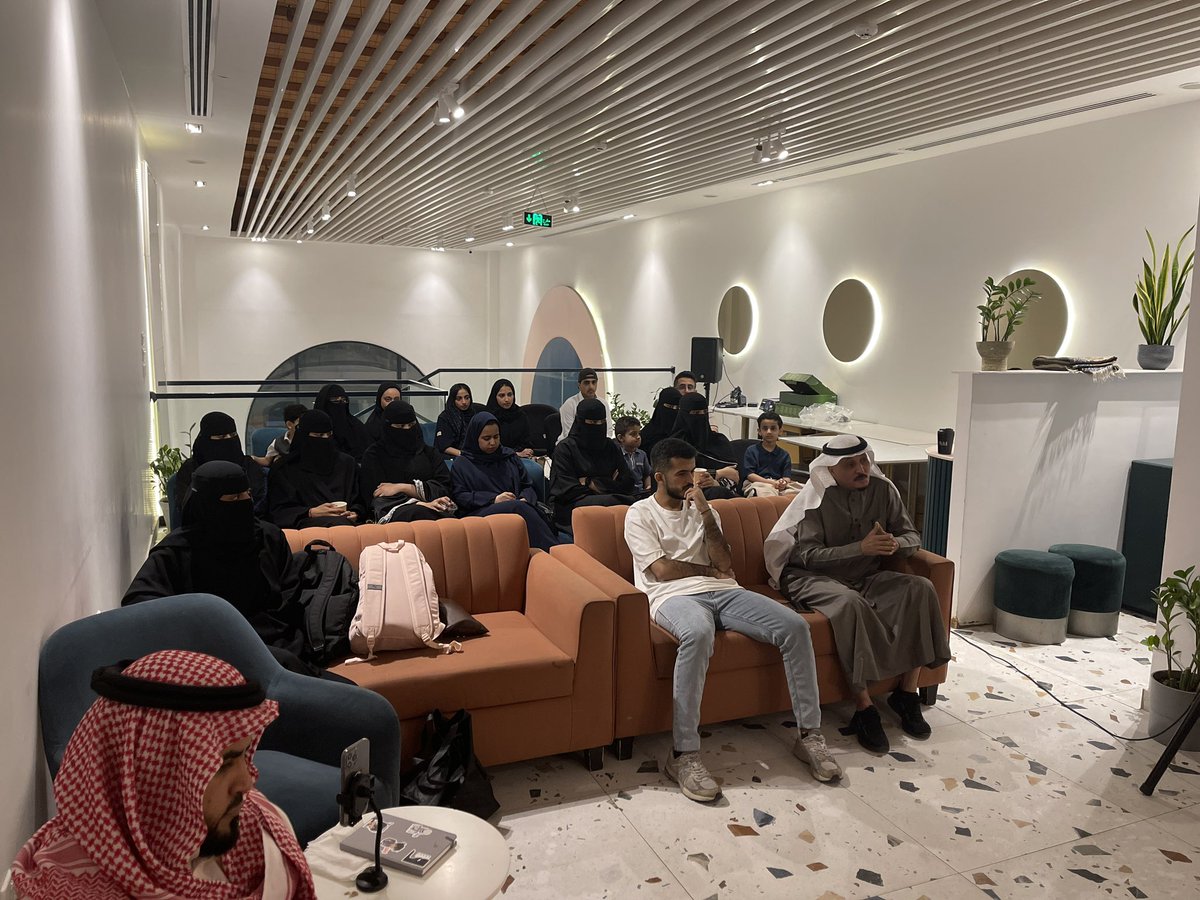 HarfTeam1's tweet photo. في ليلة من ليالي حَرف المزدانة
تزامنًا مع اليوم العالمي للإعاقة 
في مقهى @makanJz 
قدَمتا الأخصائيتين:
فاطمة قاسم وأسرار الأمير
جلسة بعنوان "نحو دعم لا يعرف الحدود"

تضمنت الجلسة 
عرض جهود جمعية ذوي الإعاقة في خدمة هذه الفئة العزيزة
وبرامجها المبذولة وخدماتها المقدمة للمستفيدين. https://t.co/Vlva6El9tE