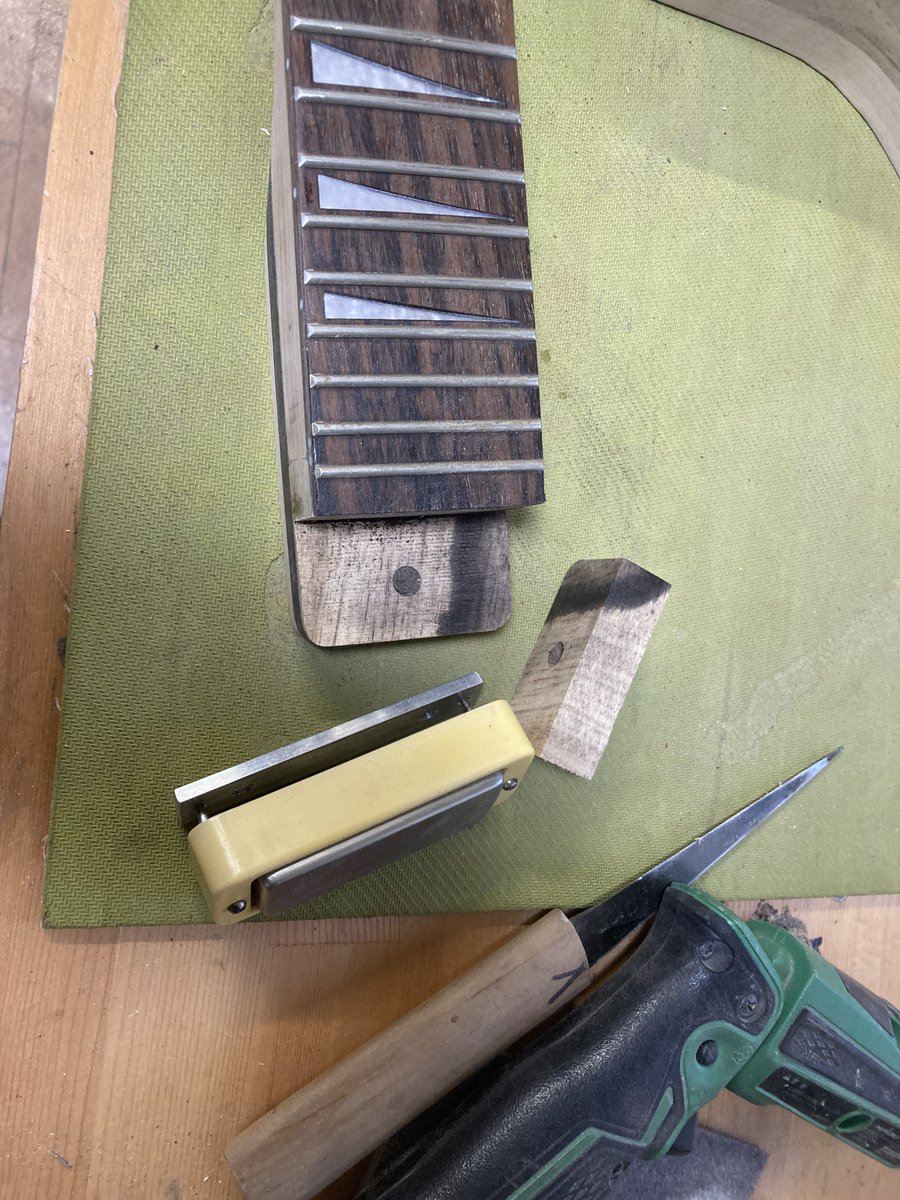 dkemg's tweet image. ネック接着部を少しカットして仮合わせをして吊り下げてみました
ピックアップ取り付けステーをやめてボディにエンザートを埋めます

#エレキギターボディ製作
#RobbinCrosby 
#FireBird
#ロビンクロスビー
#ファイヤーバード