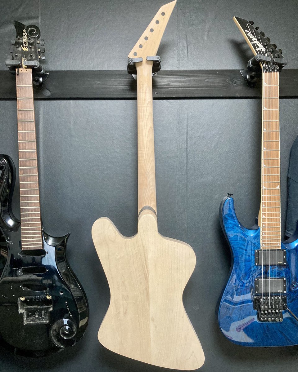 dkemg's tweet image. ネック接着部を少しカットして仮合わせをして吊り下げてみました
ピックアップ取り付けステーをやめてボディにエンザートを埋めます

#エレキギターボディ製作
#RobbinCrosby 
#FireBird
#ロビンクロスビー
#ファイヤーバード