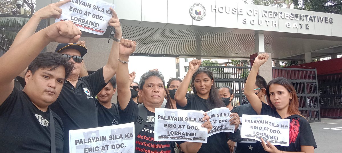 smninews's tweet photo. TINGNAN: Abante Sambayanan, isang grupo ng mga dating rebelde, nagsagawa ng silent protest sa House of Representatives ngayong araw, December 6.

Panawagan nito na palayain na si Ka Eric at si Dr. Lorraine Badoy at wakasan na ang CPP-NPA-NDF.

📸 Abante Sambayanan https://t.co/Cphkf9tXyJ