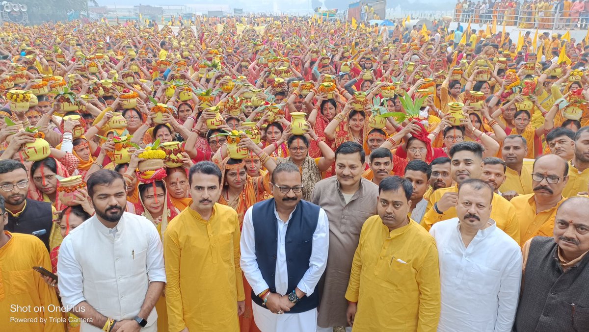 AshokChoudhaary's tweet photo. आज अखिल विश्व गायत्री परिवार की तरफ से होने वाली महायज्ञ के संदर्भ में पटना के गांधी मैदान से L.C.T घाट यज्ञ स्थल तक आयोजित भव्य कलश यात्रा में शामिल हुआ।

इस अवसर पर पार्टी के सम्मानित साथी श्री छोटू सिंह जी, डॉ।मनोज कुमार जी, श्री अविनाश कुमार जी, श्री ज्ञान प्रकाश जी, श्री मनीष कुमार जी सहित तमाम श्रद्धालुओं की उपस्थिति रही।