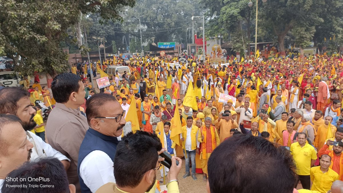 AshokChoudhaary's tweet photo. आज अखिल विश्व गायत्री परिवार की तरफ से होने वाली महायज्ञ के संदर्भ में पटना के गांधी मैदान से L.C.T घाट यज्ञ स्थल तक आयोजित भव्य कलश यात्रा में शामिल हुआ।

इस अवसर पर पार्टी के सम्मानित साथी श्री छोटू सिंह जी, डॉ।मनोज कुमार जी, श्री अविनाश कुमार जी, श्री ज्ञान प्रकाश जी, श्री मनीष कुमार जी सहित तमाम श्रद्धालुओं की उपस्थिति रही।