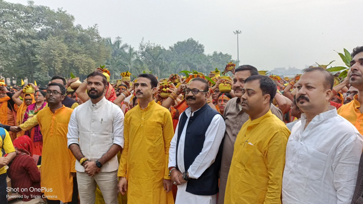 AshokChoudhaary's tweet photo. आज अखिल विश्व गायत्री परिवार की तरफ से होने वाली महायज्ञ के संदर्भ में पटना के गांधी मैदान से L.C.T घाट यज्ञ स्थल तक आयोजित भव्य कलश यात्रा में शामिल हुआ।

इस अवसर पर पार्टी के सम्मानित साथी श्री छोटू सिंह जी, डॉ।मनोज कुमार जी, श्री अविनाश कुमार जी, श्री ज्ञान प्रकाश जी, श्री मनीष कुमार जी सहित तमाम श्रद्धालुओं की उपस्थिति रही।
