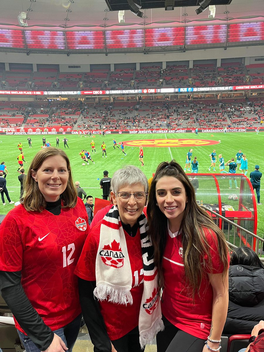 stithy17's tweet photo. Cheering on a Canadian legend one last time. #ThankYouSinc https://t.co/KwBzebkJL7