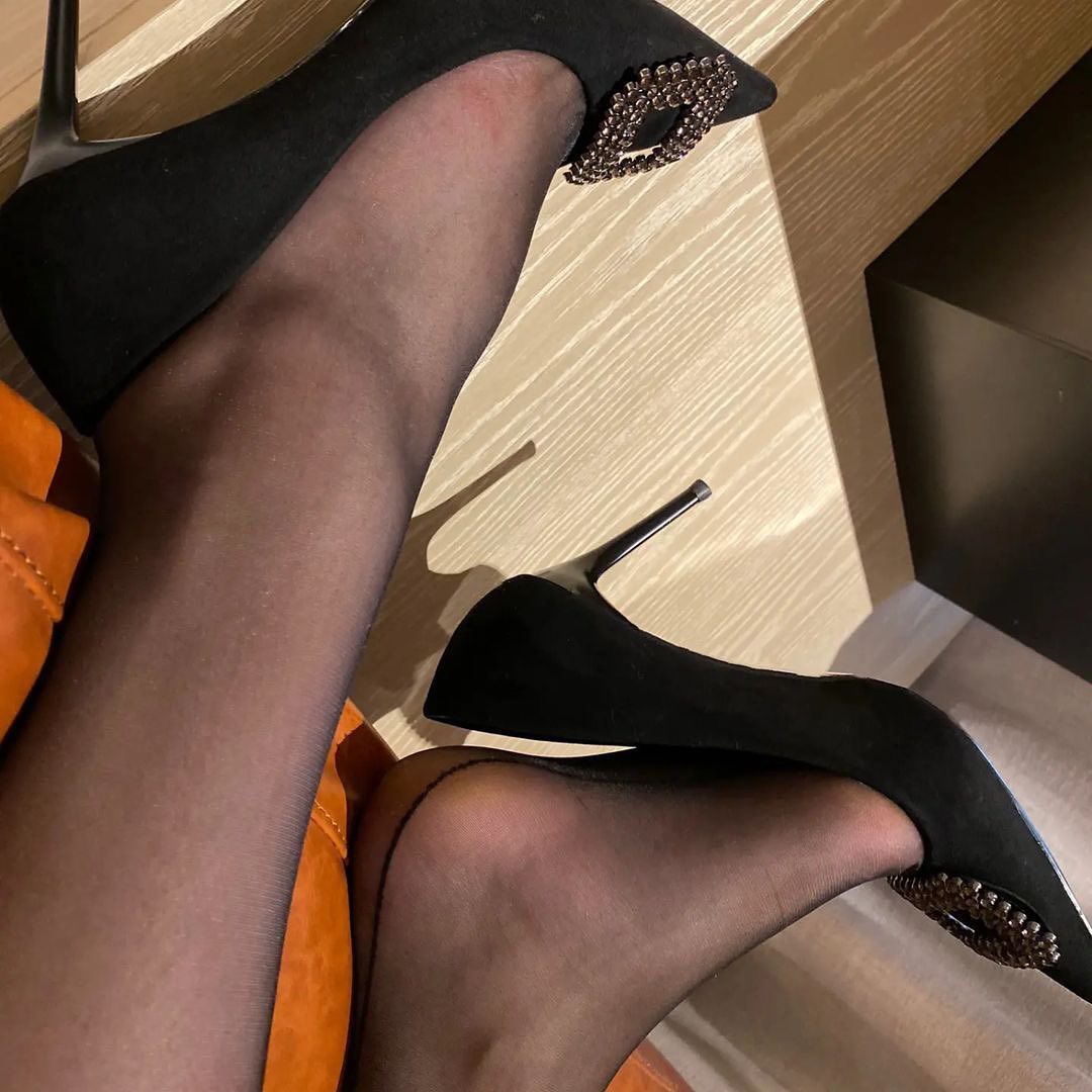 MagicBody6's tweet image. 冒个泡，证明还在圈内。

#黑丝美腿 #少妇 #御姐 #多人 #3p多人 #母狗肉便器 #高跟 #诱惑