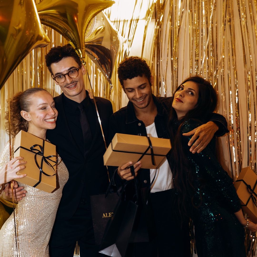 JashanmalBH's tweet photo. Unwrapping the season with Alexandre.J's essence, where fragrance meets festivity in every delightful Champagne 🎁✨
#AlexandreJ #alexandrejparfums #nichefragrance #perfume #fragrance #fragrancecollection #ArtNouveau #artnouveaucollection #Jashanmal #Bahrain https://t.co/jA2o7vUBo6