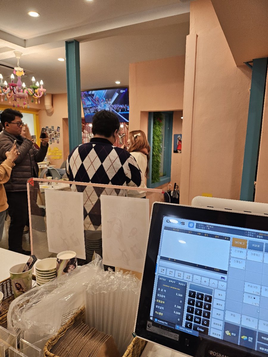 23_YHee_cafe's tweet photo. 방금 연희님 방문해주셨어요❤
인증!!

#연희와_함께해서_반짝반짝_빛나는_기억들
#12월에_찾아온_연희라는_행복 
#로켓펀치 #RocketPunch 
#엘즈업 #EL7ZUP
#연희 #YEONHEE https://t.co/3pwVSflBP7