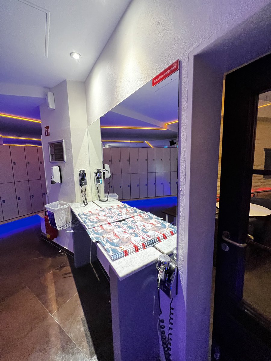 慕尼黑三溫暖遊記
更衣完先前往樓上沖澡
有超大按摩浴缸、超大的桑拿分為兩間不同溫度
最好玩的是隔簾後面的迷宮蒸氣室
有霓虹燈區也有暗摸摸區
在溫暖的溫度催化下
都變得異常熱情
不小心被來自廣州的零吸吮著肉棒
下樓前還有一個享受綠光音樂的地方也有活塞運動可看
B1還有暗室迷宮和可以過夜的房間