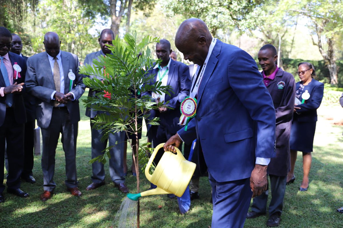 tenpKE's tweet photo. The Chief Guest, CS Education Hon. Ezekiel Machagu flanked by Chief Principal Mr. Charles Koech and other members of staff marked the 18th Graduation at our Polytechnic with a tree planting exercise.
#EldoretPoly
#18thGraduation https://t.co/pAo56fNaAR