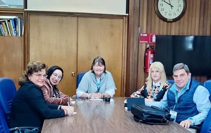 MirielaHoyos10's tweet photo. En Valdivia, #Chile, entrega la Unión Iberoamericana de Municipalistas- UIM reconocimiento especial al Proyecto #Prodel por su labor a favor de la #ComunicaciónPública para el #DesarrolloLocal. Muchas felicidades. https://t.co/koVYGkoy3H