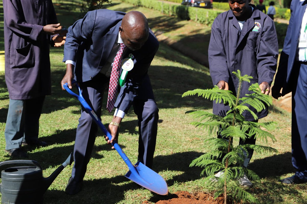 tenpKE's tweet photo. The Chief Guest, CS Education Hon. Ezekiel Machagu flanked by Chief Principal Mr. Charles Koech and other members of staff marked the 18th Graduation at our Polytechnic with a tree planting exercise.
#EldoretPoly
#18thGraduation https://t.co/pAo56fNaAR
