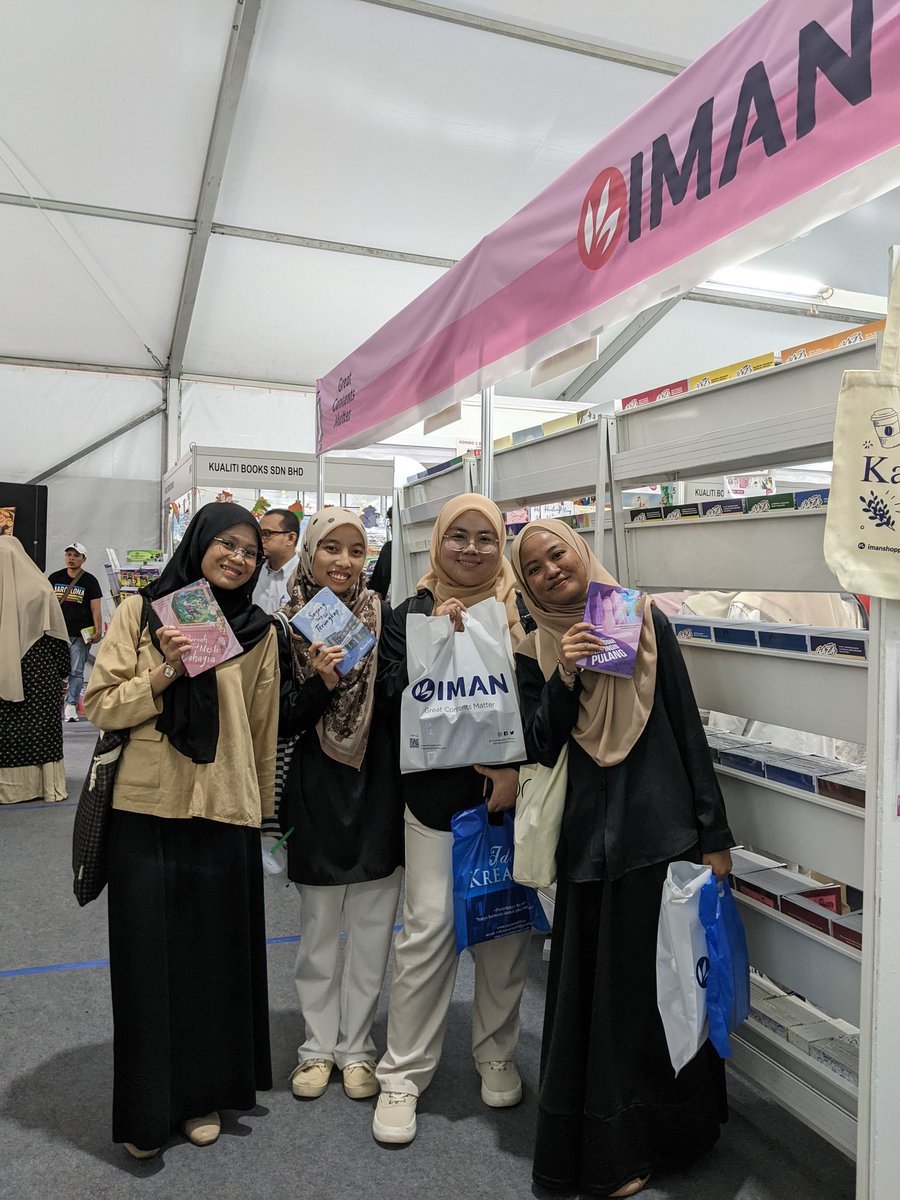 imanshoppe's tweet photo. Hari ke-6 Pesta Buku Selangor #SIBF23

Antara wajah ceria pengunjung yang hadir hari ini!

Terima kasih grab promosi di booth IMAN. https://t.co/axUo2JOUdN