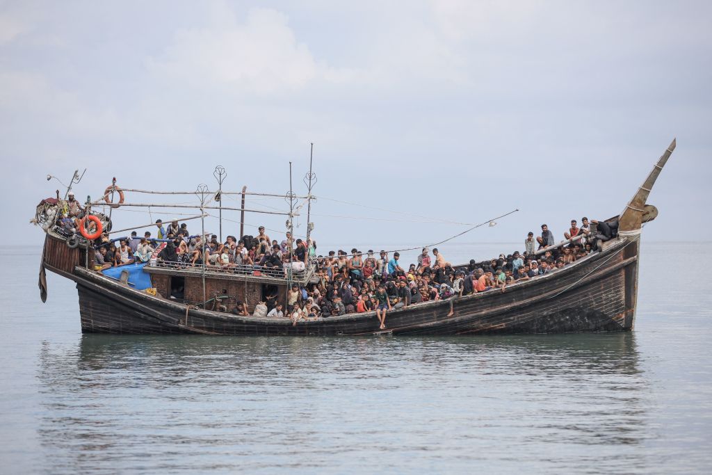 RHR_Asem's tweet photo. Please come forward to rescue 400 hundreds #rohingya #refugees, who have been facing different types of violence in this world.
My #rohingya brothers and sisters are taking risky journey, only for better future for their children. #Please_save_them,#help_them. Retweet important. https://t.co/awlZBUmhj3