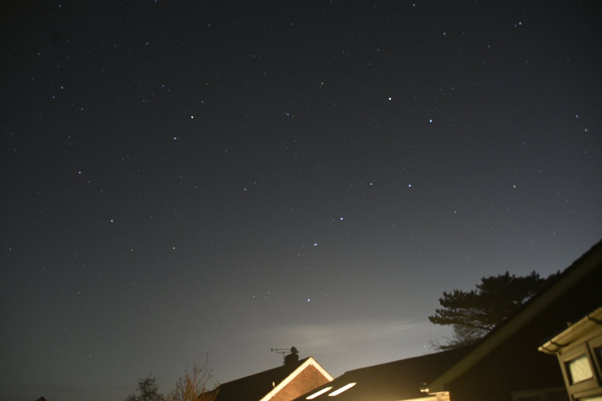jonesy1007's tweet photo. The morning moon handheld shot through the fog, and a Tuesdays late night winter sky views, including a possible hint of Aurora near the plough
#Astrophotography @MoonHourSocial #moonhour #SpaceOddities https://t.co/IeeCjpxTjs