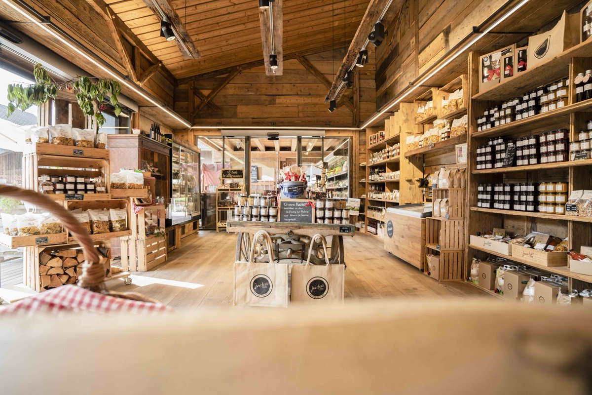 JuckerFarm's tweet photo. Unsere Hofläden sind grösser und besser besucht als die meisten anderen, die man kennt. Und: Wir verkaufen auch Produkte, die wir nicht selbst produziert haben. Zu Recht kann man sich fragen: Ist das noch ein Hofladen?  https://t.co/BTzR8YWyCx
#farmticker #hofladen https://t.co/d7q3gnWhzC