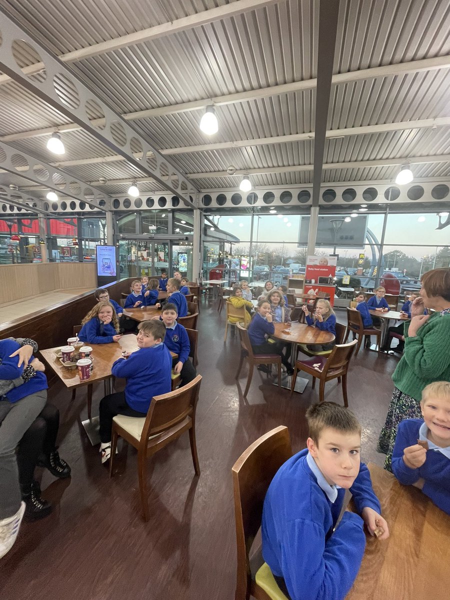 TwiggGilbert's tweet photo. Quick breakfast stop on our way! #teamcragsontour https://t.co/zrUrOHp4hz