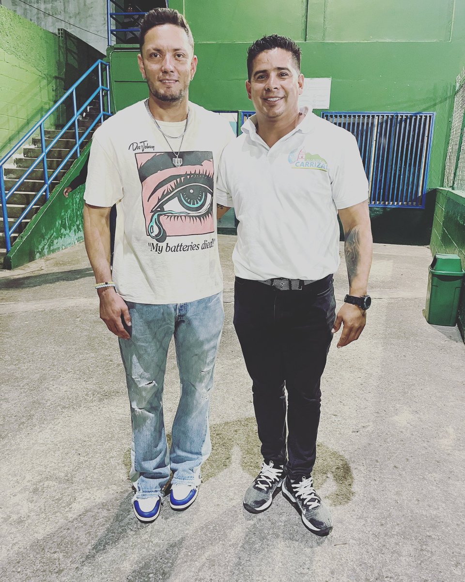 Más de 15  años jugando juntos  y con quien realice muchos doble play en muchas selecciones  . Hoy eres digno de admiración . Dios siga bendiciendo tu carrera con salud y éxitos .