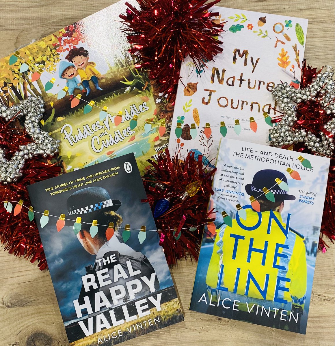 ⭐️CHRISTMAS GIVEAWAY⭐️

To celebrate the holiday season and being at nearly 8,000 followers, I’m saying thank you by giving away a super prize bundle of four books! 

⬇️
1) Follow me
2) RT this tweet
3) Add a comment when done

Winners will be chosen on Friday 8th December!❤️🎄🎁