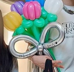 แงงน่ารักมาก ลูกโป่งจากหลานมีเขียนไว้ด้วยว่าคุณอาแทยง ไฮว้ติ้ง♡ มีหลานมาให้กำลังใจเย้อแยะเลยคุณอาจิ๋ว🥺🥺