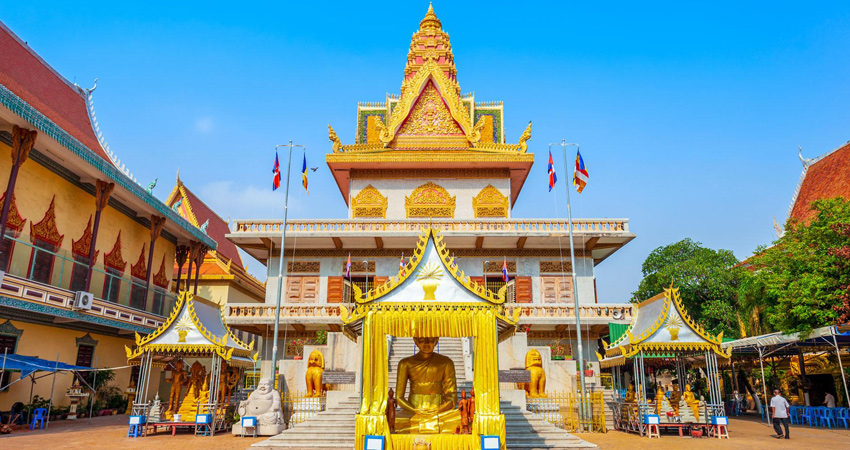 uatcnews's tweet photo. Nestled in the bustling heart of Phnom Penh is Wat Langka, a haven for Buddhist seeking moments of contemplation for inner peace.🇰🇭🧘 Feeling the need to unwind and alleviate stress? Embark on this tranquil journey in the capital of Cambodia!🪷 #BornforAdventure https://t.co/bXOb1aXSpD
