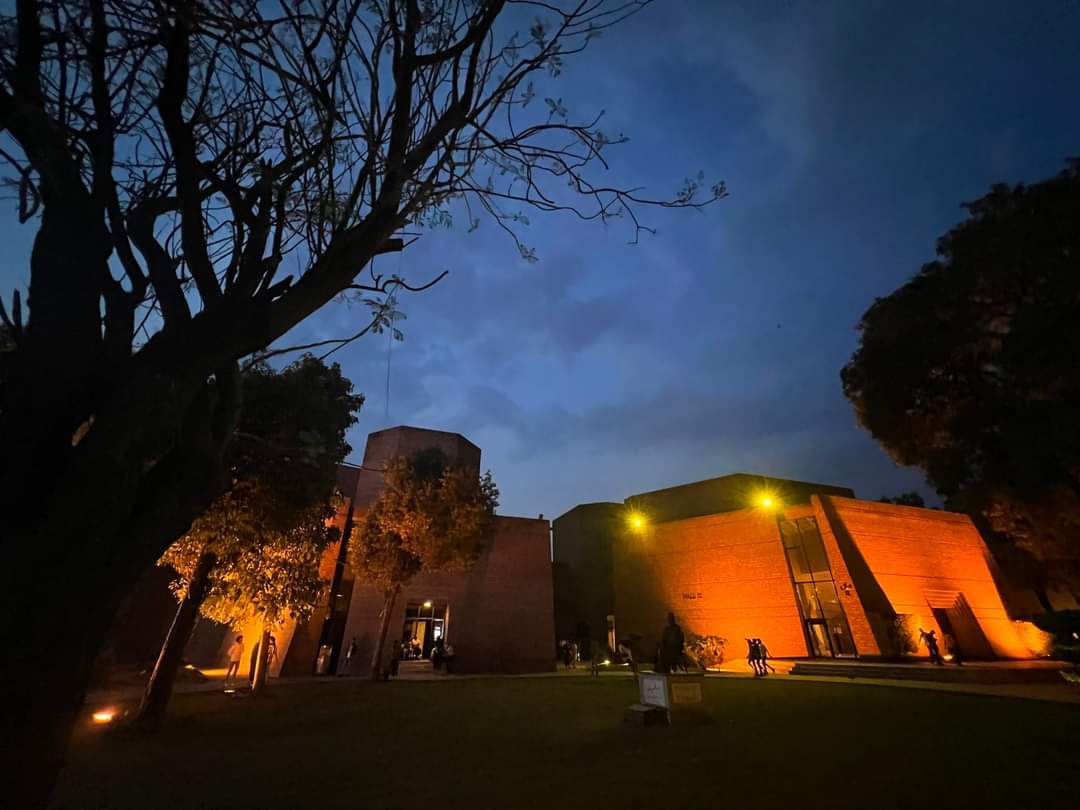 AlhamraLAC's tweet photo. Night view of @AlhamraLAC
#alhamra #lac #lahoreartscouncil #mallcomplex https://t.co/Ng5wQR04M6