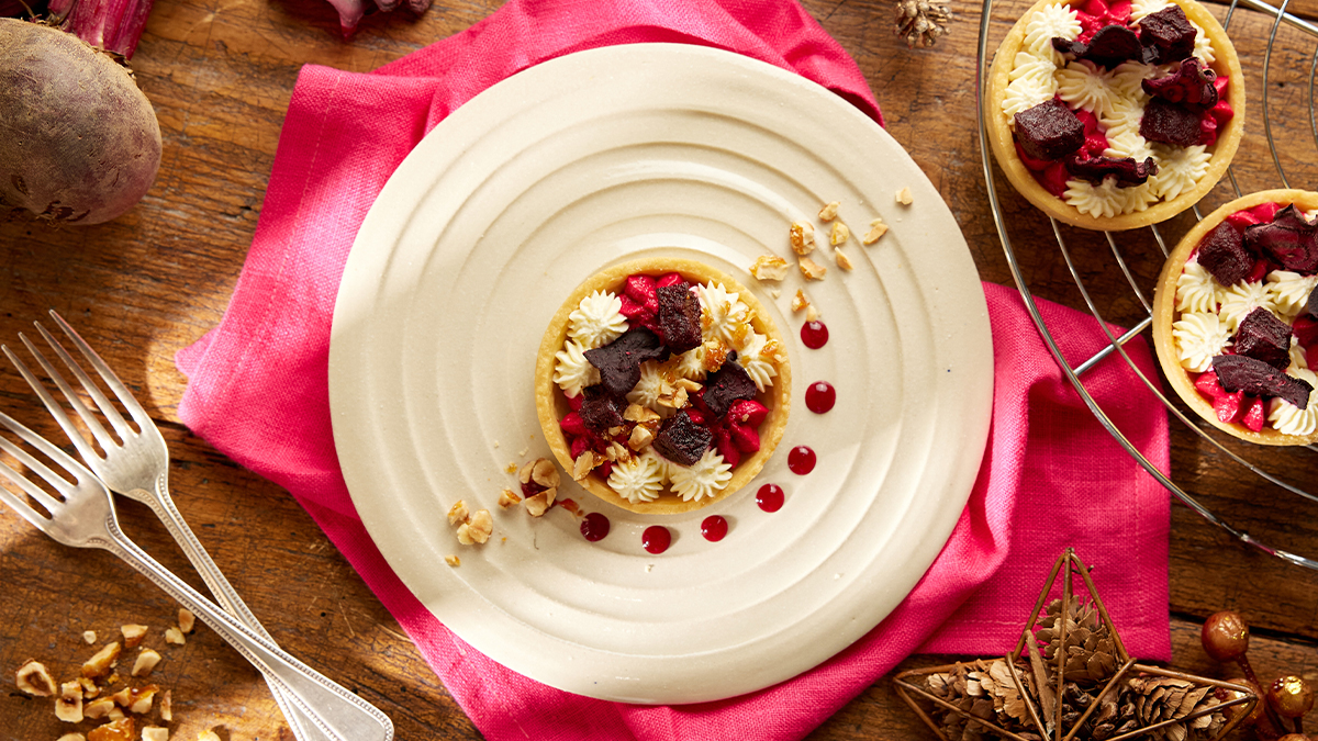 Elevate your #festive #menu by serving this beetroot & goat's cheese tart😍 The blend of sweet beetroot, creamy goat's cheese and the added tanginess of @essentialcuisin's Persian seasoning gives this tart an extra kick🔥hubs.ly/Q026xvPf0