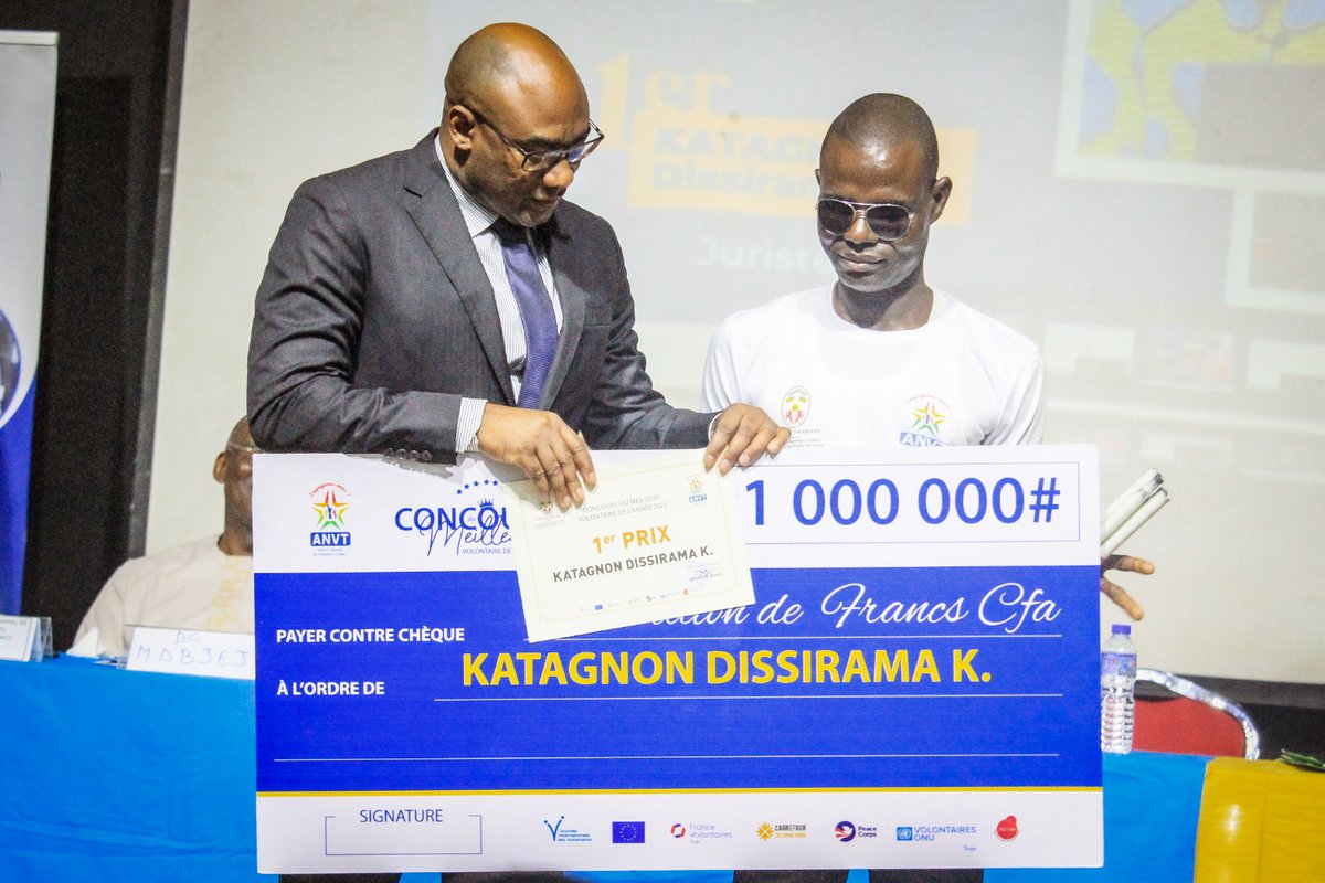 DLoddoh's tweet photo. La journée du 5 décembre marquant la Journée internationale des volontaires (JIV) a été célébré à Lomé.
La cérémonie a été couronnée par la remise de prix aux meilleures volontaires de l'année.
#SiToutLeMondeLeFaisait
#JIV2023
#UNVTOGO https://t.co/uDBugqzEpR