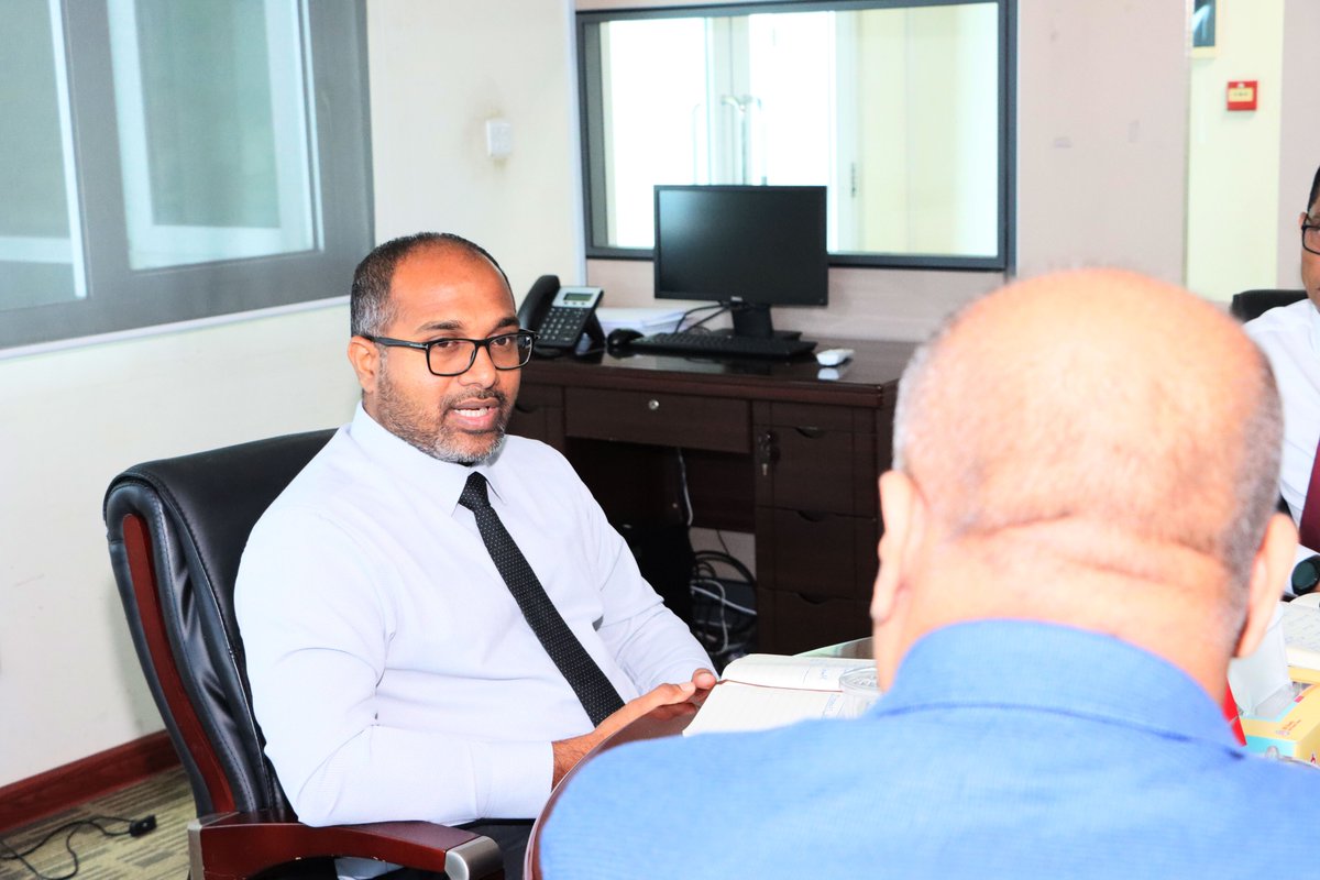 HomeMinistrymv's tweet photo. Ali Ihusaan, Minister of Homeland Security and Technology, met with Harsha Randeny, Microsoft Country Manager for Sri Lanka and Maldives, and discussed the potential support for the technological sector. https://t.co/31Jn52YCXf
