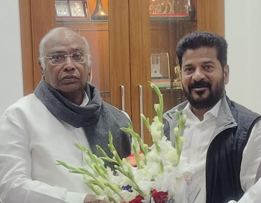 Revanth_reddy_A's tweet photo. Congress President Shri @kharge ji and congratulated on the victory in the Telangana state.

@revanth_anumula gratitude for trusting  with the responsibility of the state. https://t.co/ijNzrSMBb8