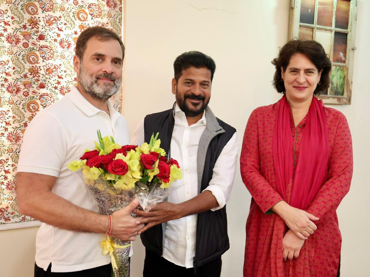ShaikReporter's tweet photo. #TelanganaCM Designate #RevanthReddy met #SoniaGandhi, #RahulGandhi, #PriyankaGandhi in Delhi.

They congratulated him and assured that the #Congress govt will fulfill all its Guarantees to the people of #Telangana and build a Prajala Sarkar under his leadership. 
#RevanthReddycm https://t.co/Iq1KY2Qlzv