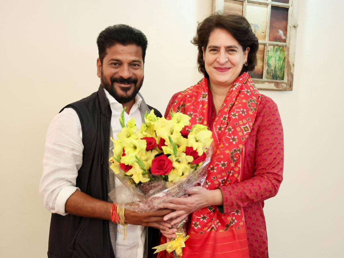 ShaikReporter's tweet photo. #TelanganaCM Designate #RevanthReddy met #SoniaGandhi, #RahulGandhi, #PriyankaGandhi in Delhi.

They congratulated him and assured that the #Congress govt will fulfill all its Guarantees to the people of #Telangana and build a Prajala Sarkar under his leadership. 
#RevanthReddycm https://t.co/Iq1KY2Qlzv