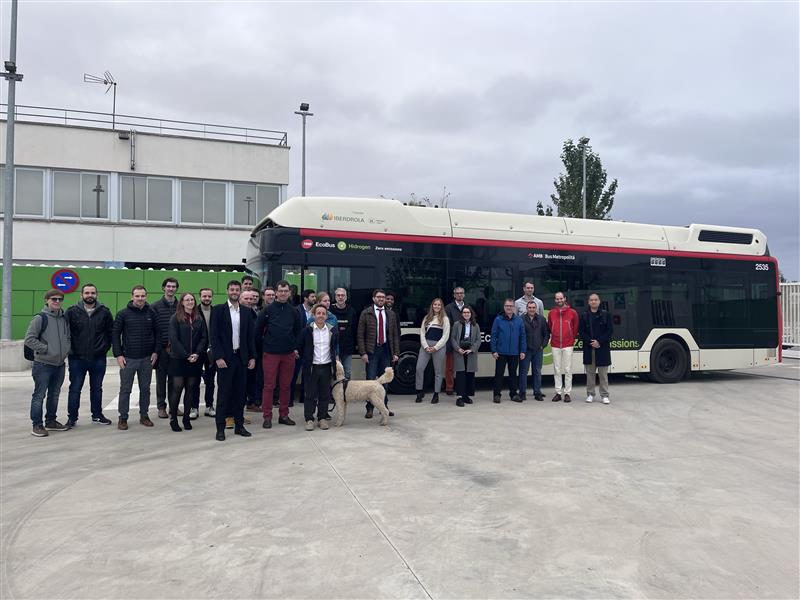Fuelcellbus's tweet photo. #JIVE/ #JIVE2 Assembly (29-30 Nov): Partners discussed @CleanHydrogenEU projects hosted by @TMB_Barcelona🚍Explored @Iberdrola station on a #Caetano #hydrogenbus, and d(r)ived into project updates⤵️
#DYK: 8 #hydrogenfuelcellbuses active in Bcn under JIVE 2, 36 more on the way! https://t.co/Gu0JcUEmV6