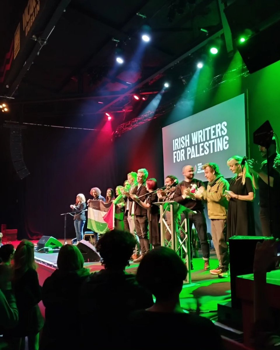 Thanks @_IAFP for a great evening of solidarity with the Palestinian people in @Vicar_Street last night. We were delighted to provide books, badges and flags on the evening 🙌🇮🇪🇵🇸