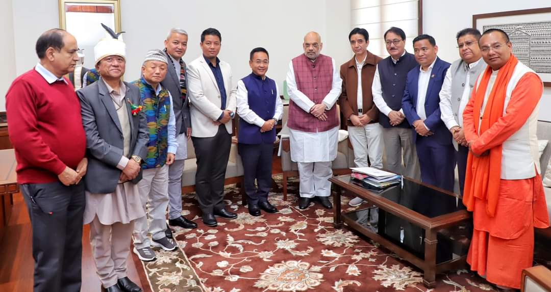 #Sikkim CM @PSTamangGolay
meets Union Home Minister @AmitShah in Delhi. Delegation with him submits memorandum to Shah on #tribalstatus for 12 indigenous communities & #Limboo-#Tamang seat reservation in the Sikkim Legislative Assembly.
