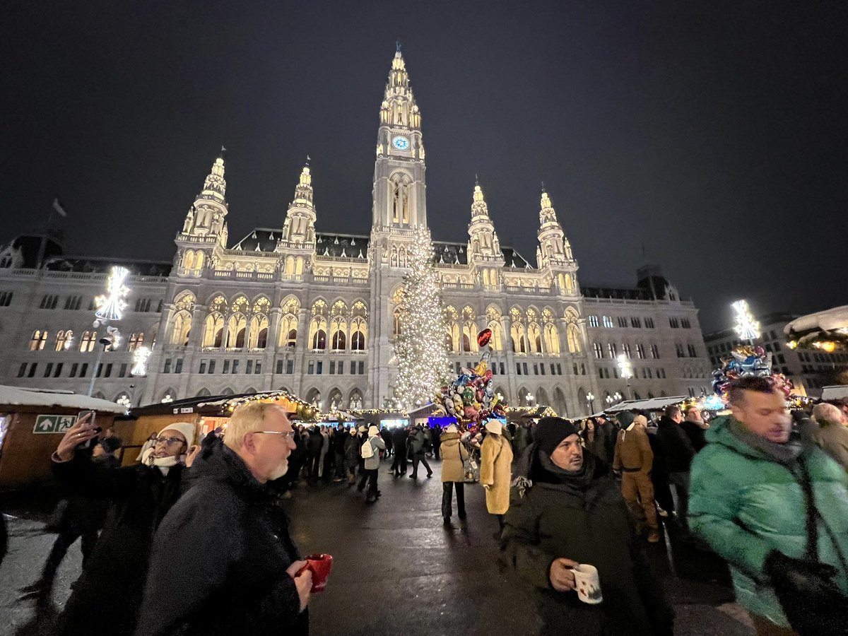MichaelReiterPR's tweet photo. Heute und morgen: #DHLS23 in verschneiten Wien. Im Mittelpunkt: #Interoperabilität,  Ergebnisse der Projekte 2023 + Startups. #Entscheiderfabrik-Berichterstattung bei X auf @Pierre_Meier sowie auf Linkedin + Insta und FBK 👏 https://t.co/F7W8fYJyJS
